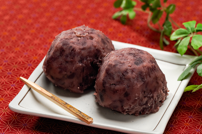 rice ball coated with sweetened red beans, soybean flour or sesame