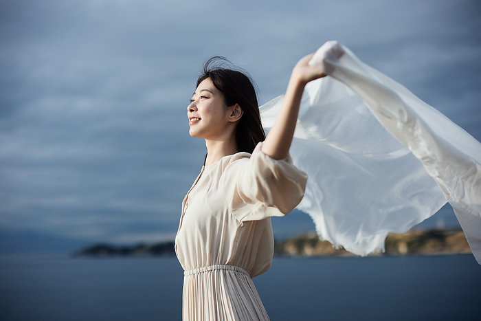 A Japanese woman fluttering her stole