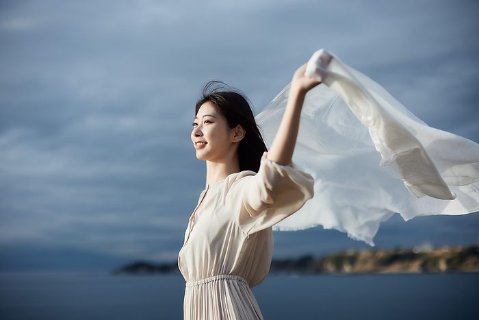 A Japanese woman fluttering her stole