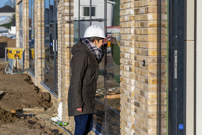 Werken in de bouw Female Construction manager walking around site inspecting work