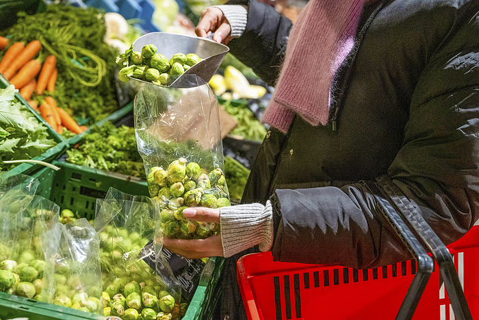 Boodschappen doen African American woman vegetables  at a supermarket