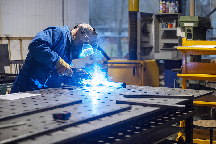 Metaalbewerking Man welding metal together for a client