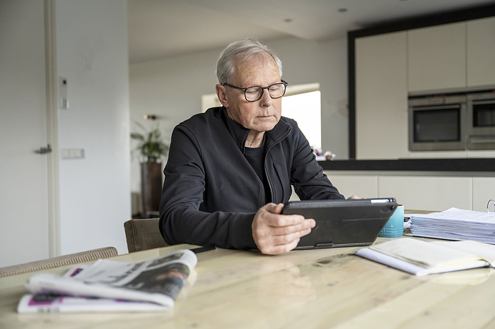 Energieprijzen consument Man working at his desk at home, studying energy bills