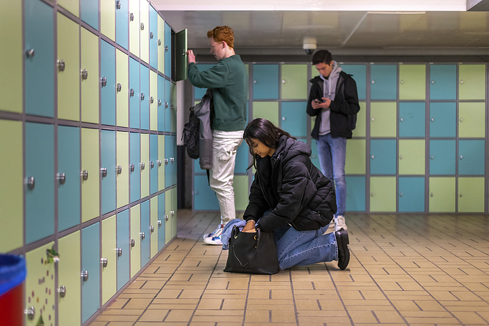 Onderwijs Student putting his belongings into his locker