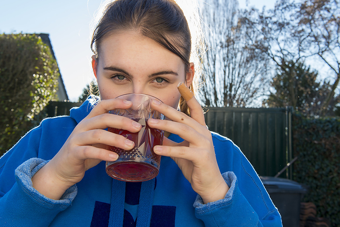 Portret van puber meisje dat aanmaaklimonade drinkt teenager drinking juice close up portrait