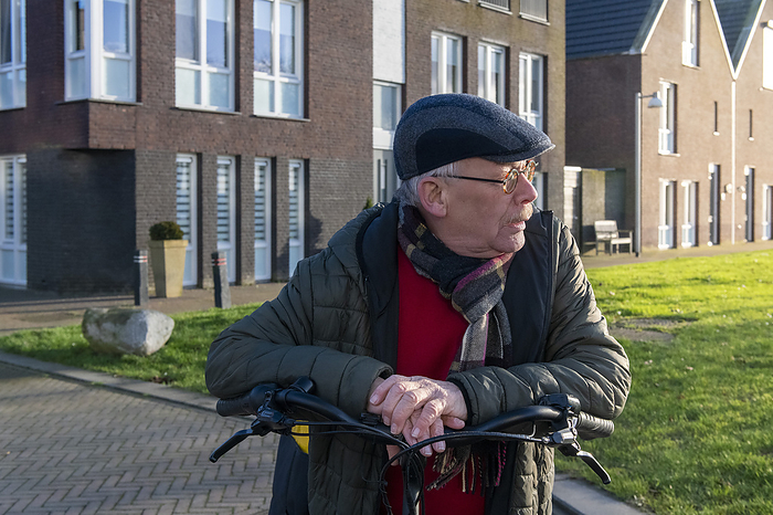 Fietsen Elderly Man going for a bike ride to keep fit and healthy in her retirement