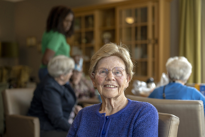 Ouderernzorg op maat Helper caring for elderly lady
