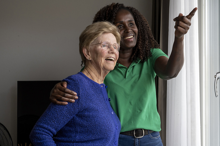 Ouderernzorg op maat Helper caring for elderly lady