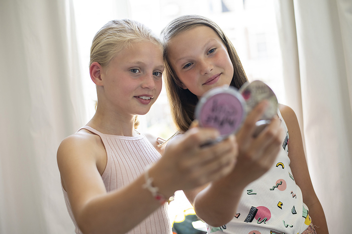 meidendingen Young girls playing with make up and beauty products