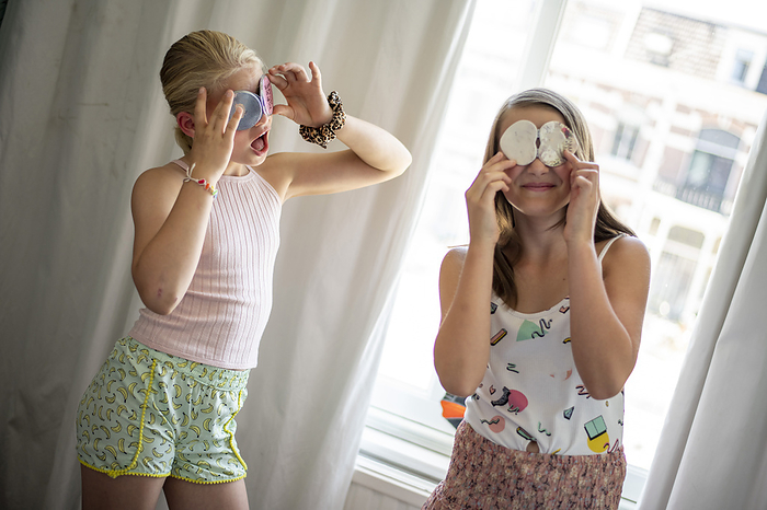 meidendingen Young girls, sisters using make up to play and have fun, hide and seek