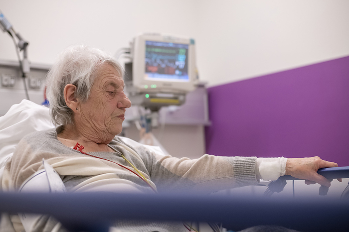 Ziekenhuis SEH Elderly lady in a hospital bed under observation with healthy issues. Heart monitor