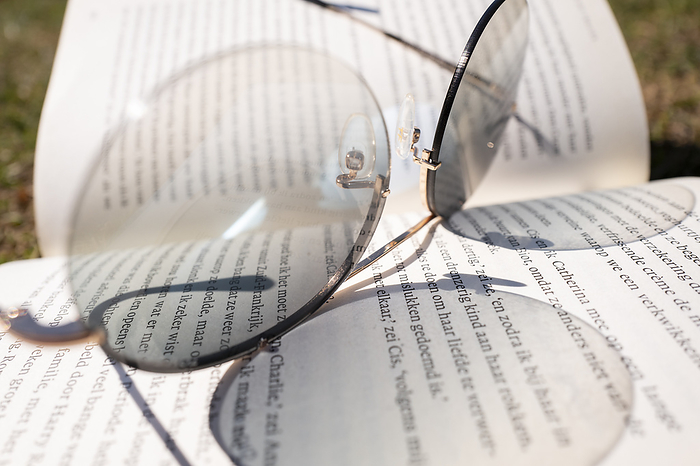 lezen op vakantie Glasses balancing on a book
