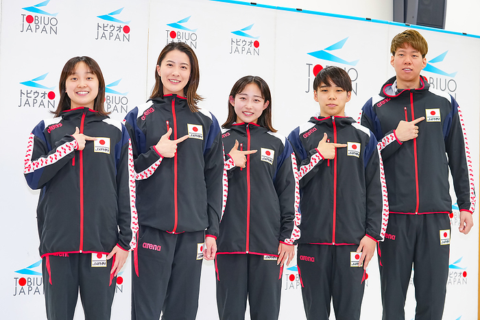 Athletes confirmed for Japan s national swimming team for the Paris Olympics press conference  Swimming team press conference for the Paris Olympics Smiling and posing  from left  Minoru Narita, Yui Ohashi, Airi Mitsui, Genki Terakado, and Ippei Watanabe  Photo by Tomomi Aizu  Photo date 20240327