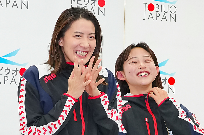 Athletes confirmed for Japan s national swimming team for the Paris Olympics press conference  Swimming team press conference for the Paris Olympics Yui Ohashi  left  and Airi Mitsui  photo by Tomomi Aizu  smiling.