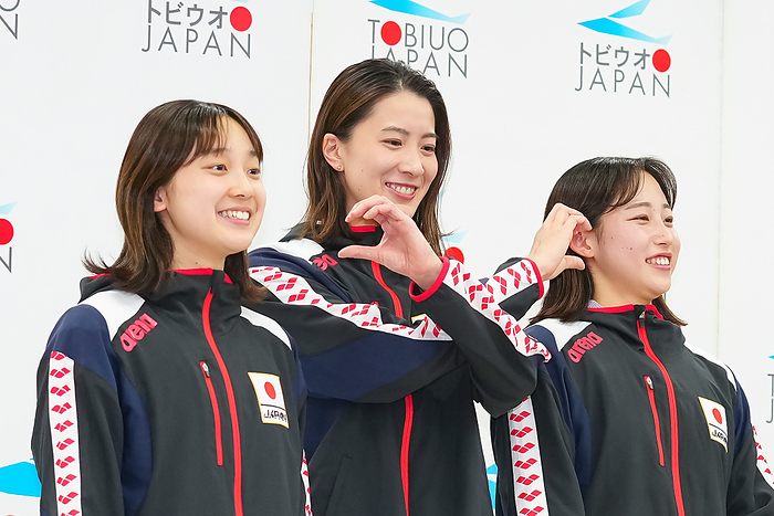 Athletes confirmed for Japan s national swimming team for the Paris Olympics press conference  Swimming team press conference for the Paris Olympics Smiling  from left  Minoru Narita, Yui Ohashi, Airi Mitsui  Photo by Tomomi Aizu  Photo date: 20240327
