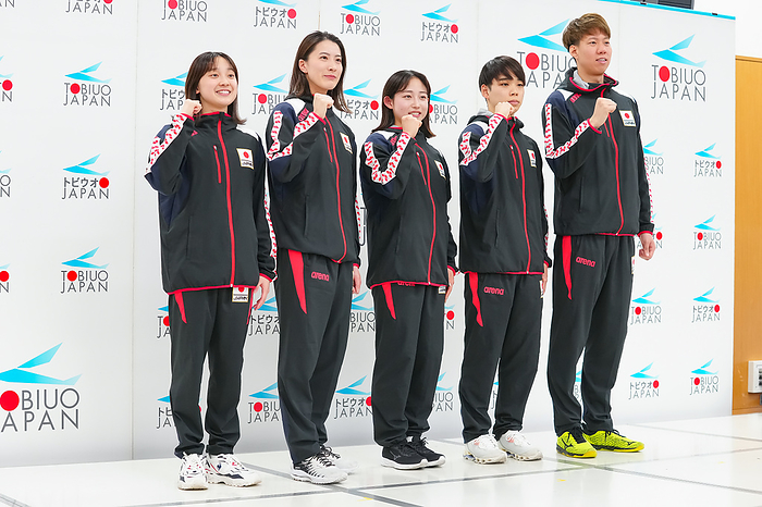 Athletes confirmed for Japan s national swimming team for the Paris Olympics press conference  Swimming team press conference for the Paris Olympics Smiling and posing  from left  Minoru Narita, Yui Ohashi, Airi Mitsui, Genki Terakado, and Ippei Watanabe  Photo by Tomomi Aizu  Photo date 20240327