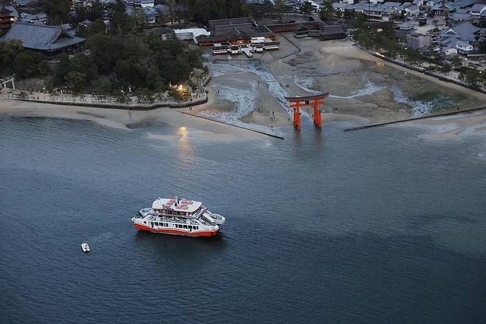 Ferry over the shallows near Itsukushima Shrine on Miyajima A ferry that has been launched onto shallow water near Itsukushima Shrine on Miyajima Island, Hatsukaichi City, Hiroshima Prefecture, at 6:35 p.m. on March 26, 2024, from a helicopter of the head office.