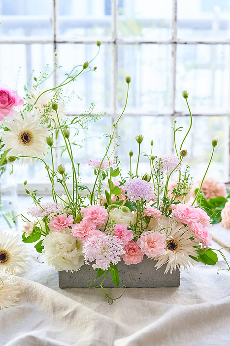 Horizontal flower arrangement