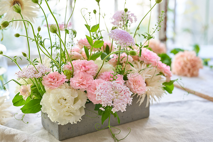 Horizontal flower arrangement