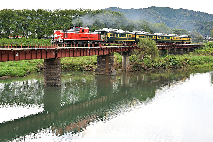 Salon Car Naniwa with DD51 traction crossing a railroad bridge on the San in Line, Hyogo Prefecture  Hyogo Terroir Journey  Taken at Kozumi Station   Armor Station