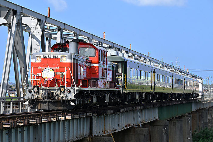 Salon Car Naniwa with DD51 traction crossing a railroad bridge on the San in Line, Tottori Prefecture  Hyogo Terroir Journey  Taken at Kozan Station   Tottori Station