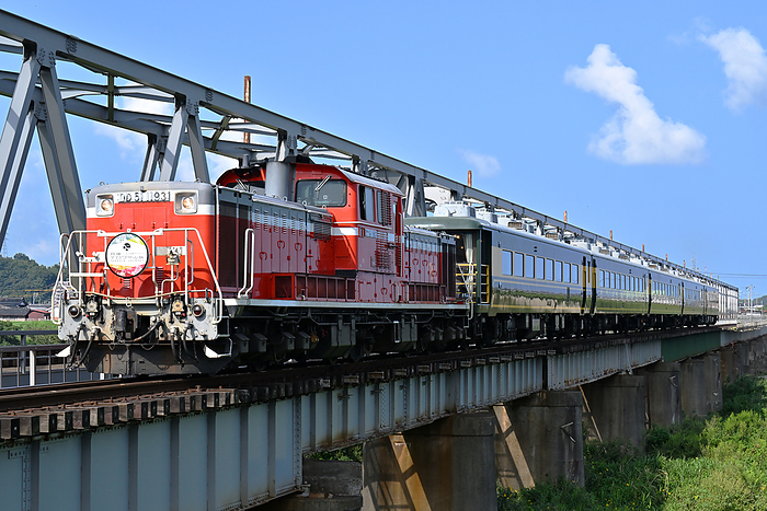 Salon Car Naniwa with DD51 traction crossing a railroad bridge on the San in Line, Tottori Prefecture  Hyogo Terroir Journey  Taken at Kozan Station   Tottori Station