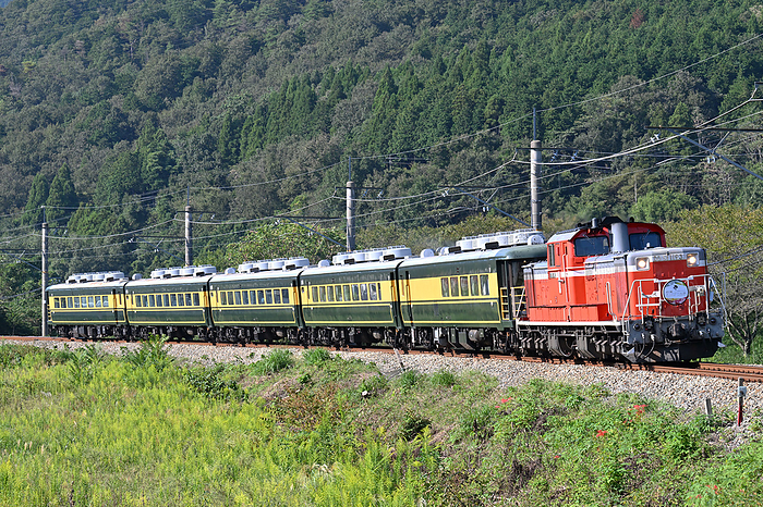 Salon Car Naniwa with DD51 traction  Hyogo Terroir Journey  rounding a curve on the Sanin Main Line, Hyogo Prefecture Taken at Yoka Station   Yabu Station
