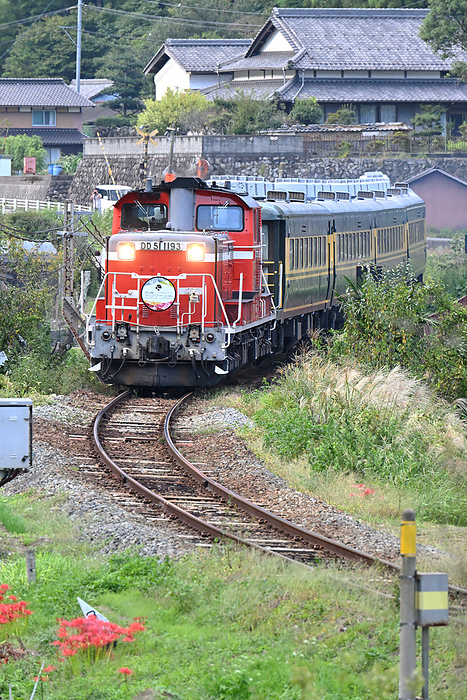Salon Car Naniwa  Hyogo Terroir Journey  with DD51 traction on the Bantan Line, Hyogo Prefecture, rounding a curve Taken at Hase Station   Teramae Station
