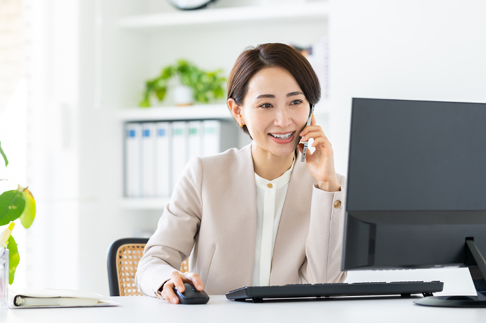 Middle Japanese businesswoman working in an office （Female / People)