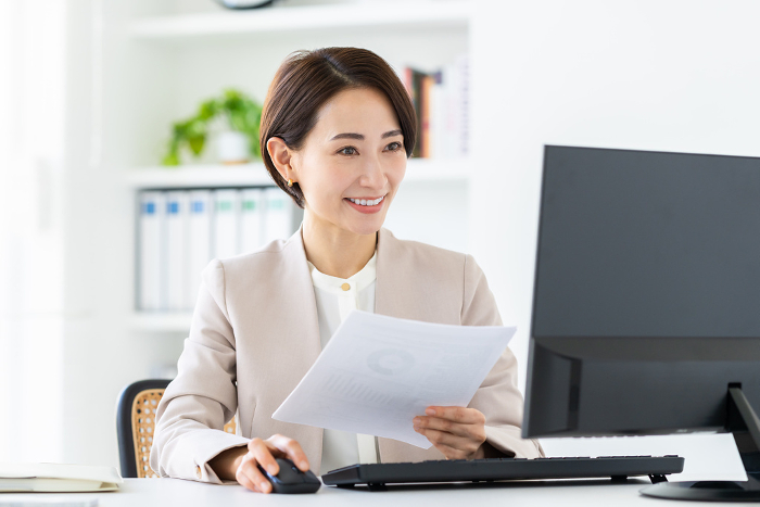 Middle Japanese businesswoman working in an office （Female / People)