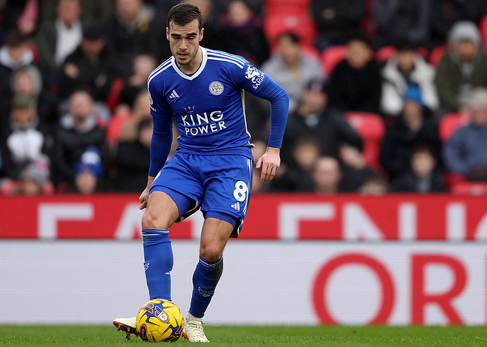 Stoke City v Leicester City   Sky Bet Championship Harry Winks of Leicester City passing the ball during the Sky Bet Championship match between Stoke City and Leicester City at Bet365 Stadium on February 3, 2024 in Stoke on Trent, United Kingdom.   WARNING  This Photograph May Only Be Used For Newspaper And Or Magazine Editorial Purposes. May Not Be Used For Publications Involving 1 player, 1 Club Or 1 Competition Without Written Authorisation From Football DataCo Ltd. For Any Queries, Please Contact Football DataCo Ltd on  44  0  207 864 9121