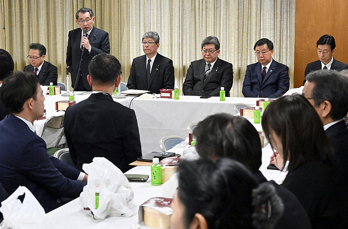LDP Abe Faction Chairperson Tachi Shioya and members of the faction s executive  Five Members  speak at a general meeting of the LDP s Abe Faction. Tadashi Shiotani  second from back left , chairman of the LDP s Abe faction, and members of the faction s executive  five members  speak at a general meeting of the Abe faction at the party s headquarters in Tokyo, February 1, 2024, at 0:56 p.m.  photo by Mikaru Takeuchi 