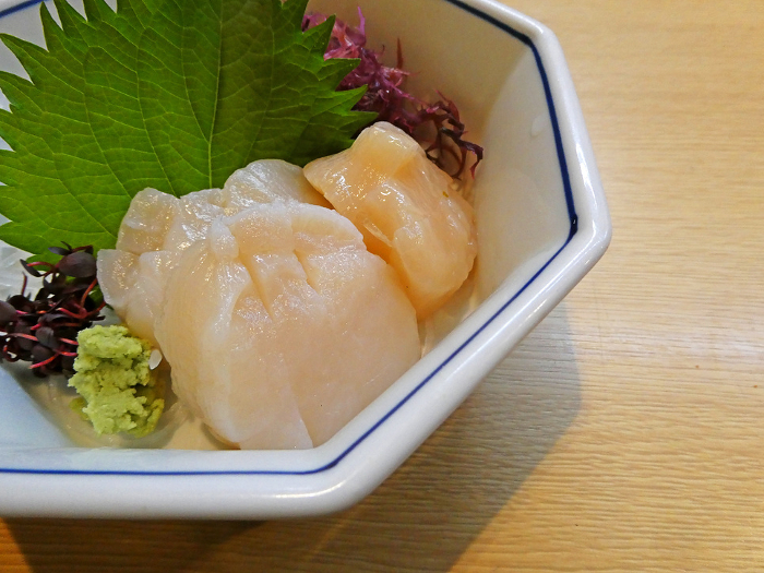 Picture of fresh scallop sashimi with a crunchy and tasty flavor.