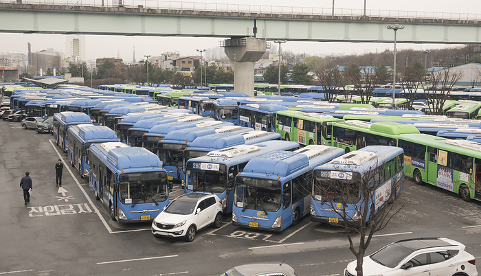 South Korean bus drivers  general strike in Seoul Bus drivers  general strike, Mar 28, 2024 : Buses are seen parked at a bus garage while bus drivers are on general strike in Seoul, South Korea. The Seoul Bus Labor Union, which has about 18,000 members at 65 companies, had gone on the strike after its wage negotiations conducted from Wednesday until early Thursday morning had failed. The bus drivers returned to work Thursday afternoon, about 11 hours after their general strike was launched as the union reached a deal on a wage hike and holiday bonuses with their employers under the mediation of the Seoul city government. The strike was the first general strike in 12 years.  Photo by Lee Jae Won AFLO 