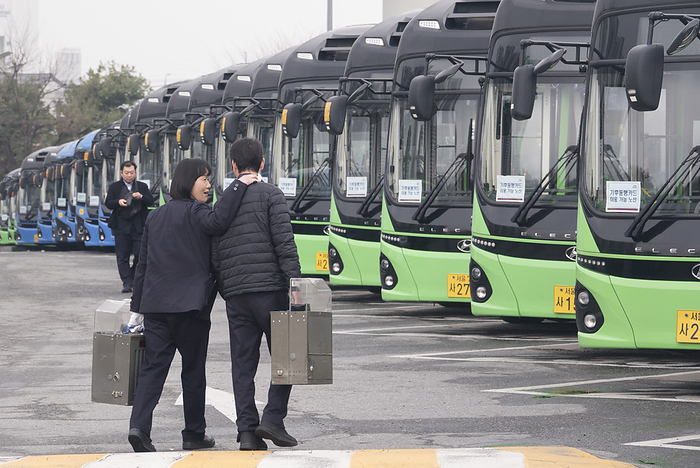 South Korean bus drivers  general strike in Seoul Bus drivers  general strike, Mar 28, 2024 : Bus drivers walk to their buses to work at a bus garage after their union called off a general strike in Seoul, South Korea. The Seoul Bus Labor Union, which has about 18,000 members at 65 companies, had gone on the strike after its wage negotiations conducted from Wednesday until early Thursday morning had failed. The bus drivers returned to work Thursday afternoon, about 11 hours after their general strike was launched as the union reached a deal on a wage hike and holiday bonuses with their employers under the mediation of the Seoul city government. The strike was the first general strike in 12 years.  Photo by Lee Jae Won AFLO 