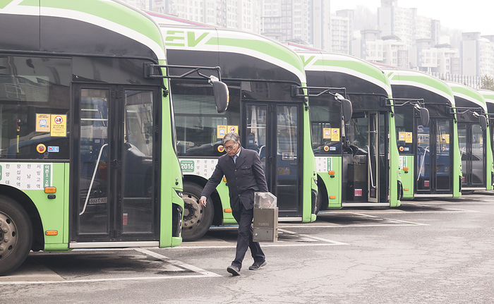 South Korean bus drivers  general strike in Seoul Bus drivers  general strike, Mar 28, 2024 : A bus driver walks to his bus to work at a bus garage after his union called off a general strike in Seoul, South Korea. The Seoul Bus Labor Union, which has about 18,000 members at 65 companies, had gone on the strike after its wage negotiations conducted from Wednesday until early Thursday morning had failed. The bus drivers returned to work Thursday afternoon, about 11 hours after their general strike was launched as the union reached a deal on a wage hike and holiday bonuses with their employers under the mediation of the Seoul city government. The strike was the first general strike in 12 years.  Photo by Lee Jae Won AFLO 