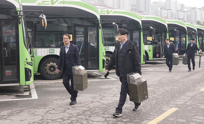 South Korean bus drivers  general strike in Seoul Bus drivers  general strike, Mar 28, 2024 : Bus drivers walk to their buses to work at a bus garage after their union called off a general strike in Seoul, South Korea. The Seoul Bus Labor Union, which has about 18,000 members at 65 companies, had gone on the strike after its wage negotiations conducted from Wednesday until early Thursday morning had failed. The bus drivers returned to work Thursday afternoon, about 11 hours after their general strike was launched as the union reached a deal on a wage hike and holiday bonuses with their employers under the mediation of the Seoul city government. The strike was the first general strike in 12 years.  Photo by Lee Jae Won AFLO 