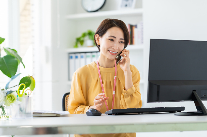 Middle Japanese businesswoman on the phone in office (Female / People)