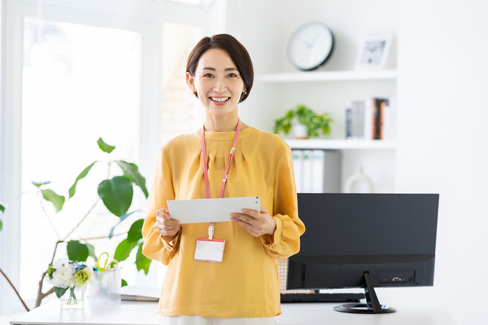 Middle Japanese businesswoman using tablet in office (Female / People)