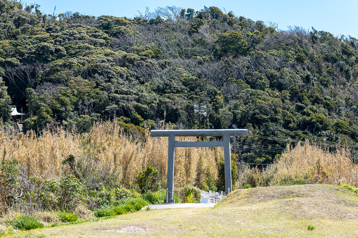 The first torii (Hamatorii) and Mt. Mitarai in spring at Suzaki Shrine, Tateyama City, Chiba Prefecture