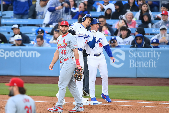 2024 MLB March 30, 2024, Dodgers and Cardinals, bottom of the 1st inning, bases loaded with no outs, Shohei Ohtani hits his helmet with the 1st base coach after getting a hit.