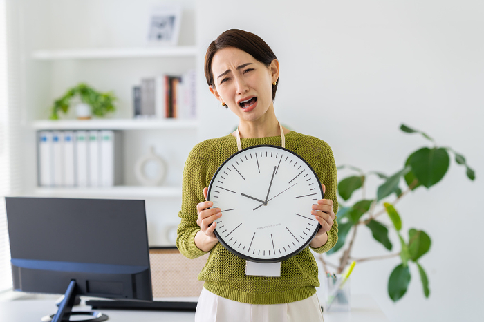 Japanese businesswoman thinking about time at office （Female / People)