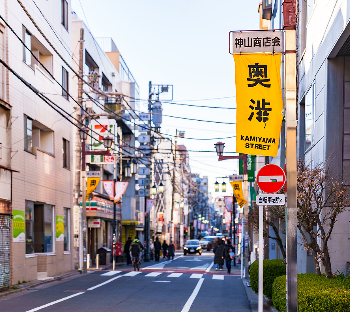 Kamiyama-dori, a shopping street in Oku-Shibuya, or Oku-Shibu, is a downtown area in Tokyo that retains an old-fashioned atmosphere.