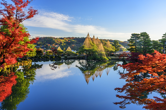 Rikugien Garden in Ishikawa Prefecture, autumn leaves, Kasumigaike Pond, morning view