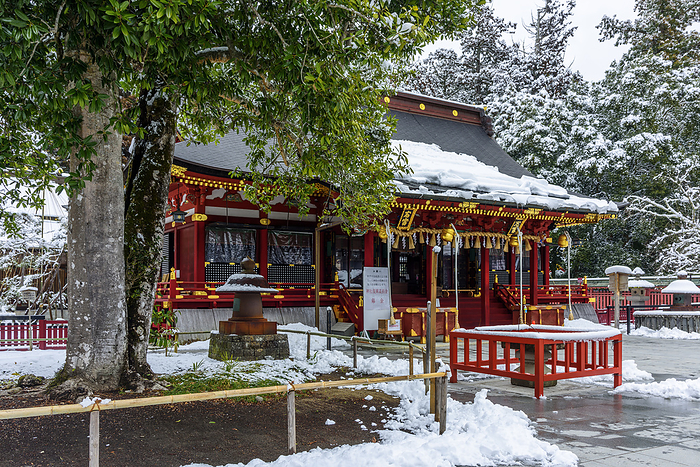 Miyagi Prefecture, snowy Shiogama Shrine, left and right shrine pavilions and tara-you