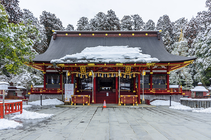 Miyagi Prefecture, snowy Shiogama Shrine, left and right shrine pavilions