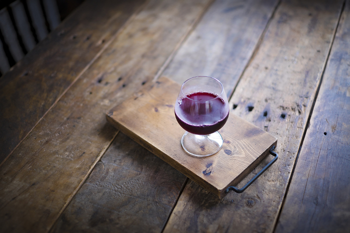 Red wine_wooden plate