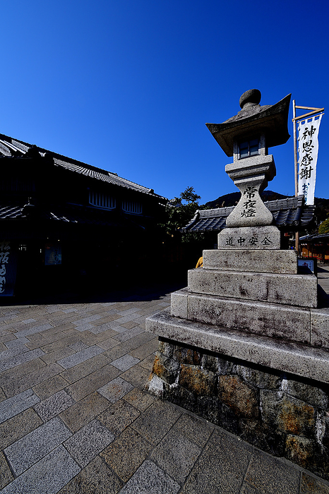 Ise OHARAIMACHI Dori Entrance to Sakagayokocho Mie Pref. Although there is coldness in the morning and evening, the sunlight during the daytime is turning into spring day by day. In the clear  moment,  a pleasant  mountain breeze  and  river breeze  pass through the streets.