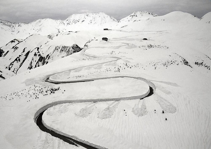 Tateyama Kurobe Alpine Route with beautiful curves in the snowfield The Tateyama Kurobe Alpine Route, where beautiful curves appear in the snowfield as snow removal progresses, was photographed by Nobushi Kako from a helicopter of the head office at 1 p.m. on April 2, 2024 in Tateyama Town, Toyama Prefecture.