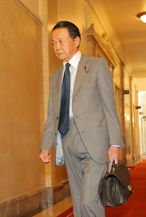 Prime Minister Kishida meets with LDP leaders on political fund issue Taro Aso in talks over the LDP faction s political fund party slush fund case.